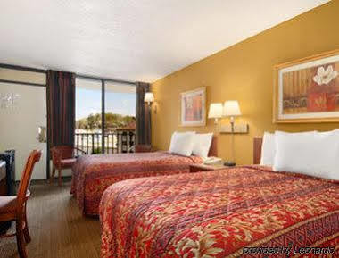 Days Inn By Wyndham Columbus-North Fort Moore Exterior photo
